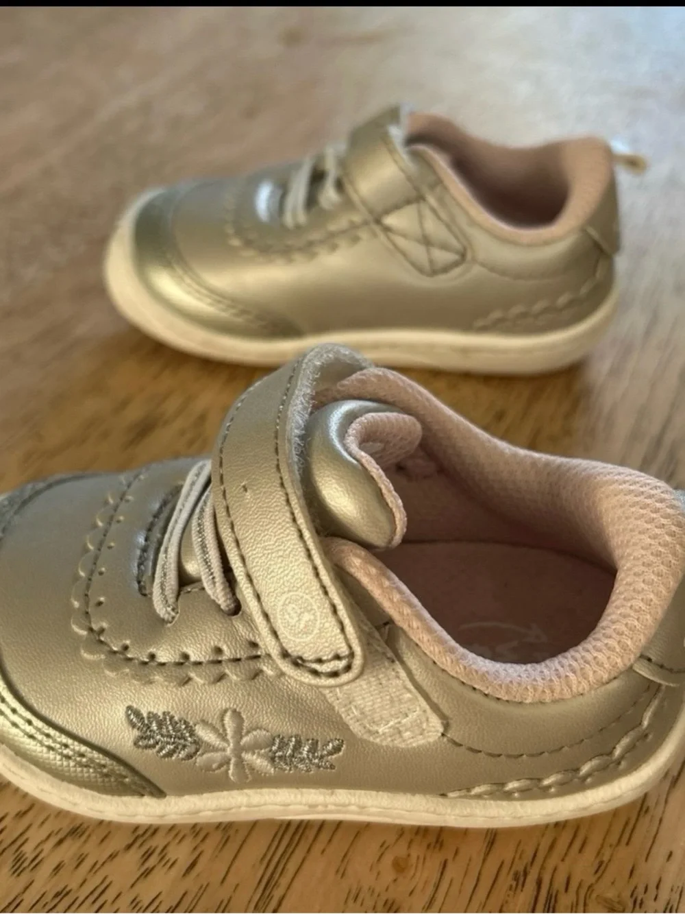 Stride Rite 360 SR TAYE 2.0 Natalia Infant shoe Sz. 4M, Gently Used.